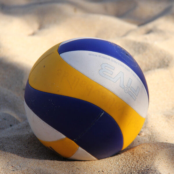 Calcio e pallavolo su sabbia ai campi estivi