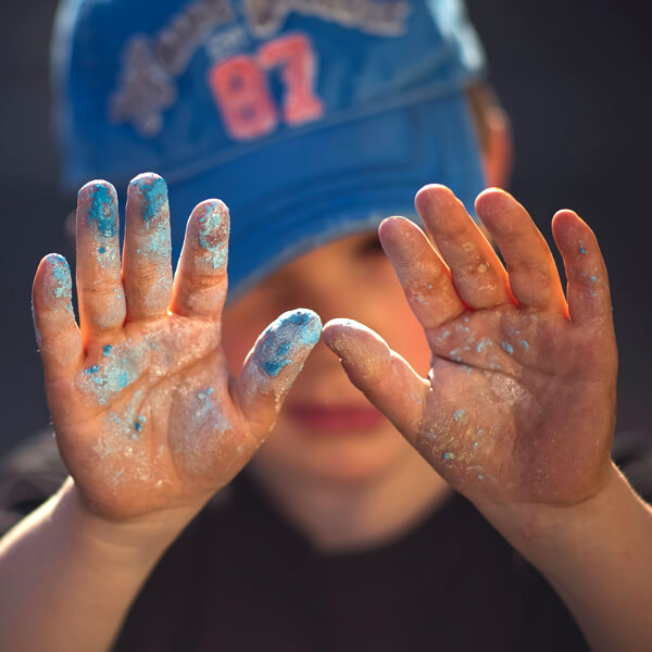 Bambini che sviluppano manualità e educazione al riciclo