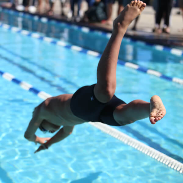 Tuffi in piscina da trampolino per bambini